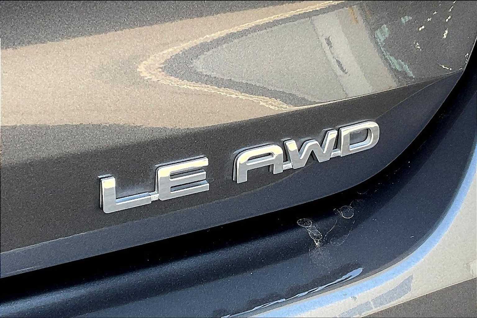 2020 Toyota Highlander LE photo 9