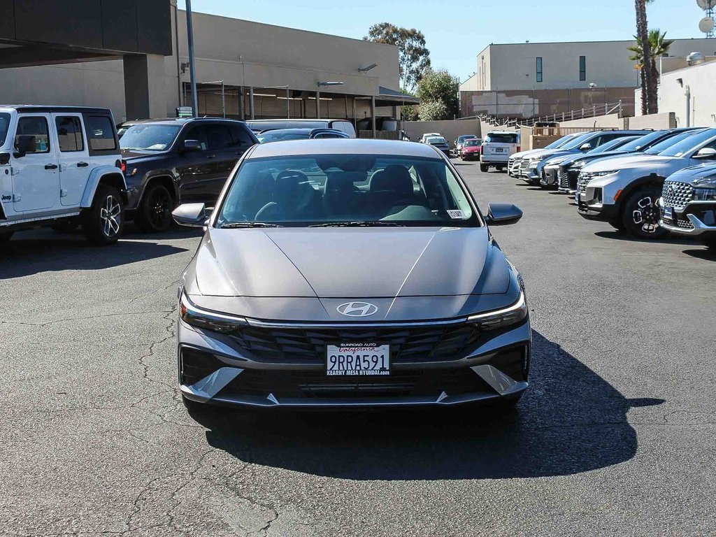 2025 Hyundai Elantra SE photo 2