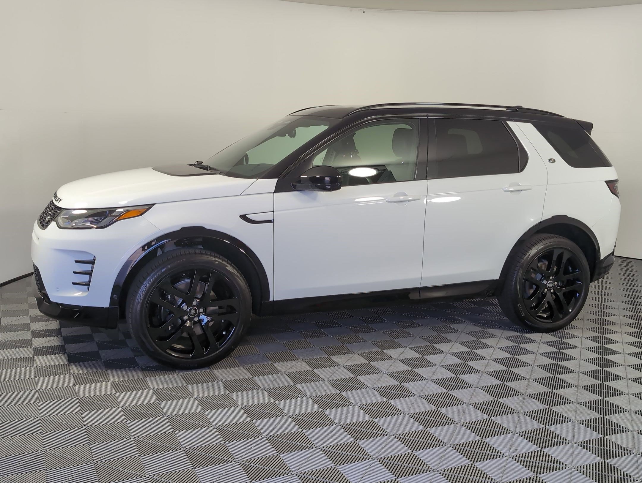 2025 Land Rover Discovery Sport Dynamic SE's photo