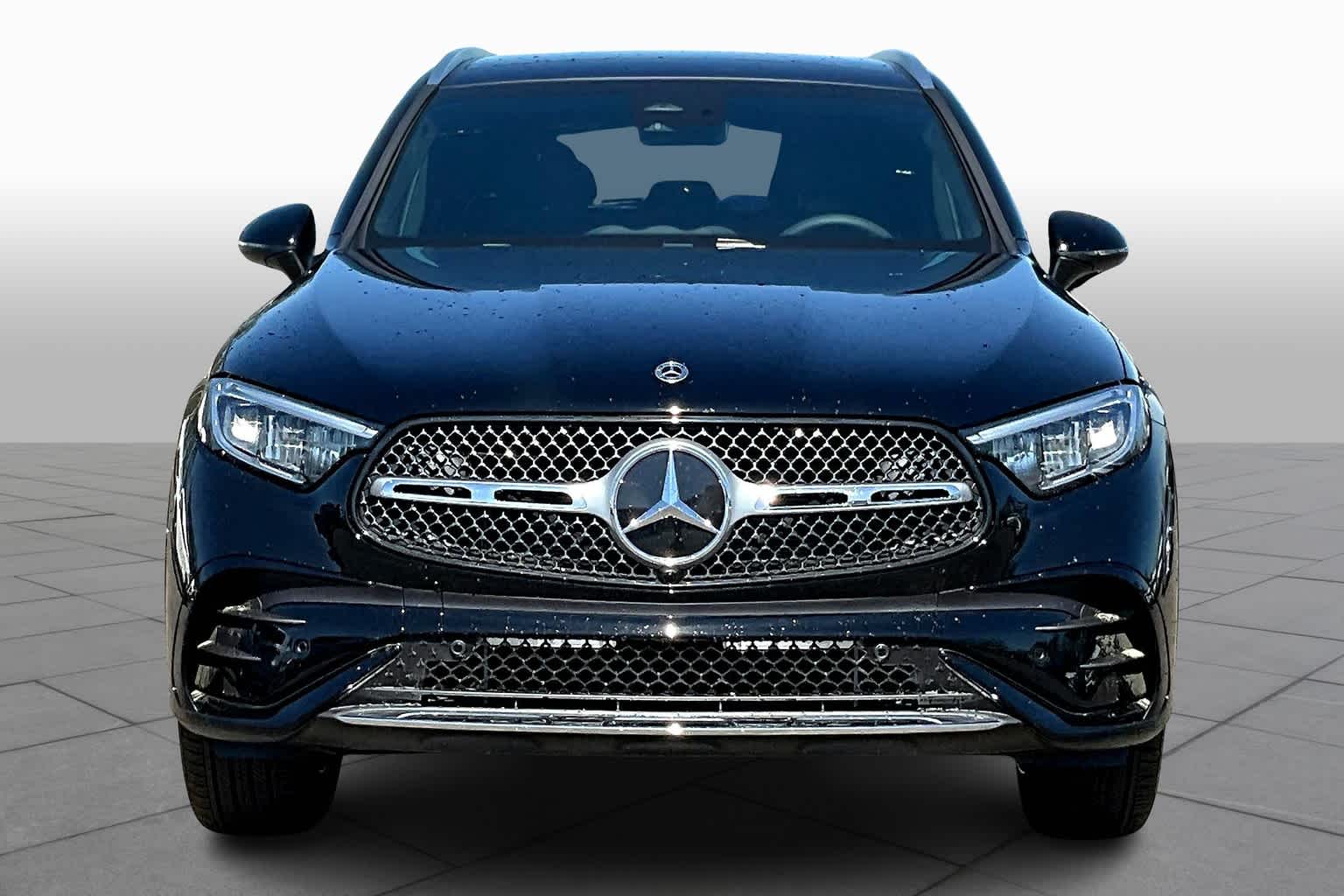 2025 Mercedes Benz GLC 300 photo 3