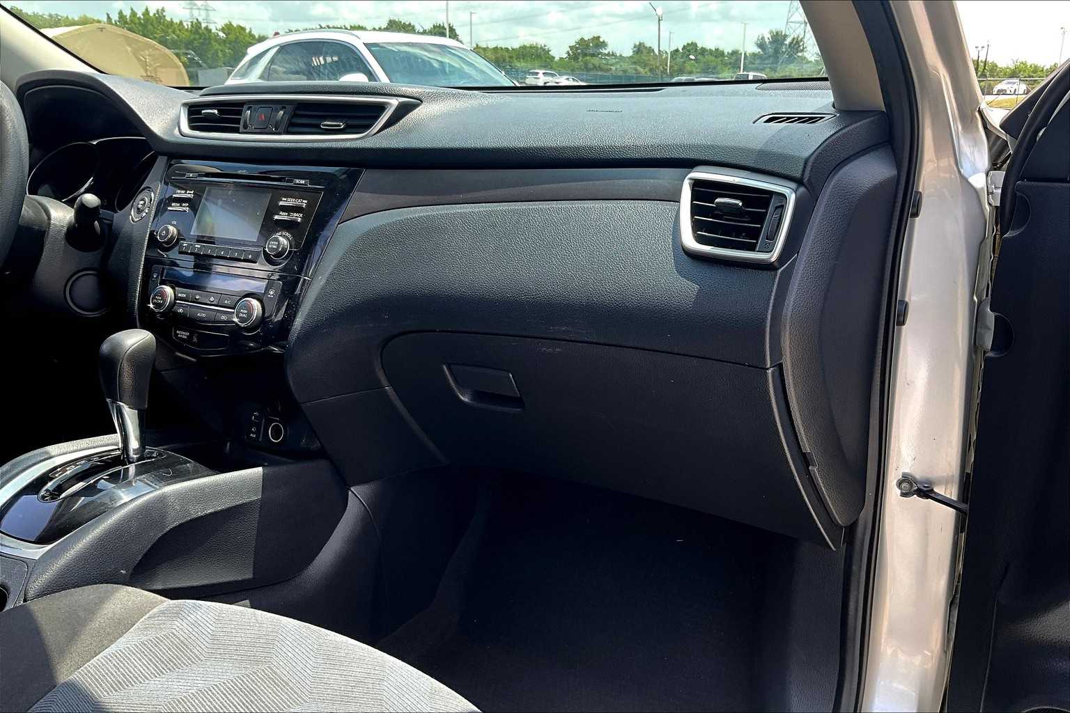 2016 Nissan Rogue SV photo 18