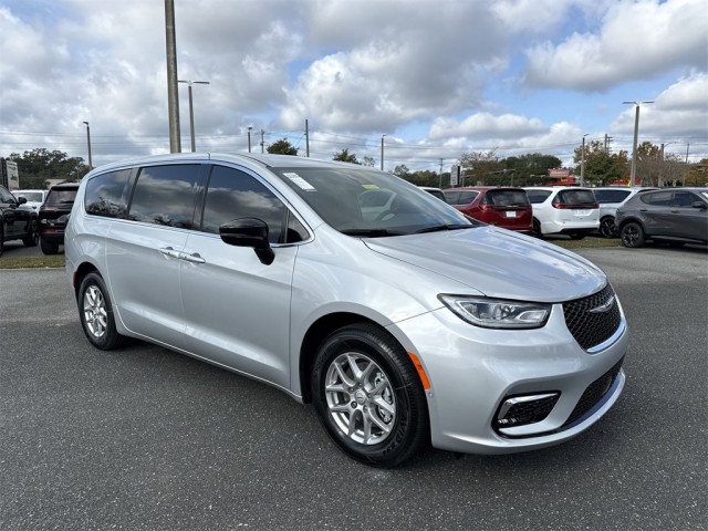 2026 Chrysler Pacifica Select's photo