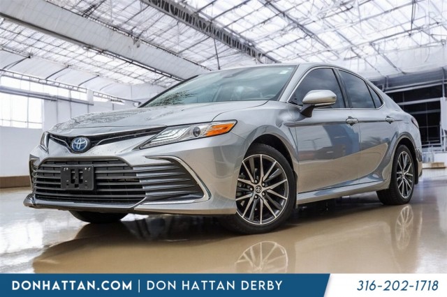 2022 Toyota Camry Hybrid XLE