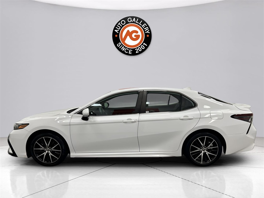 2022 Toyota Camry SE photo 4