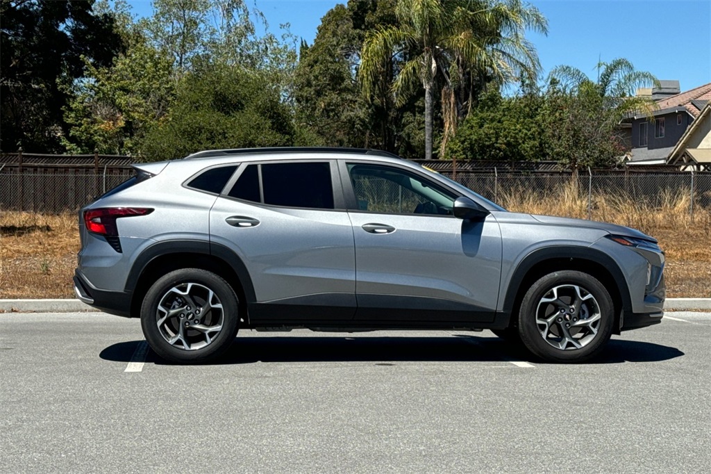 2025 Chevrolet Trax LT photo 3