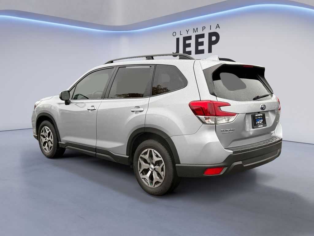 2021 Subaru Forester Premium photo 2