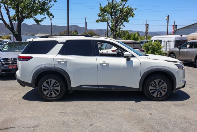 2022 Nissan Pathfinder SV photo 2
