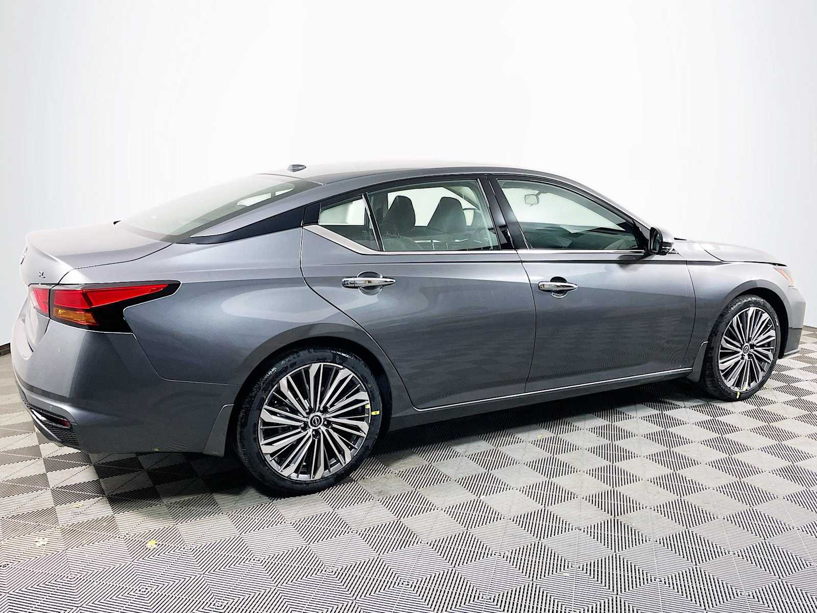 2025 Nissan Altima SL photo 2