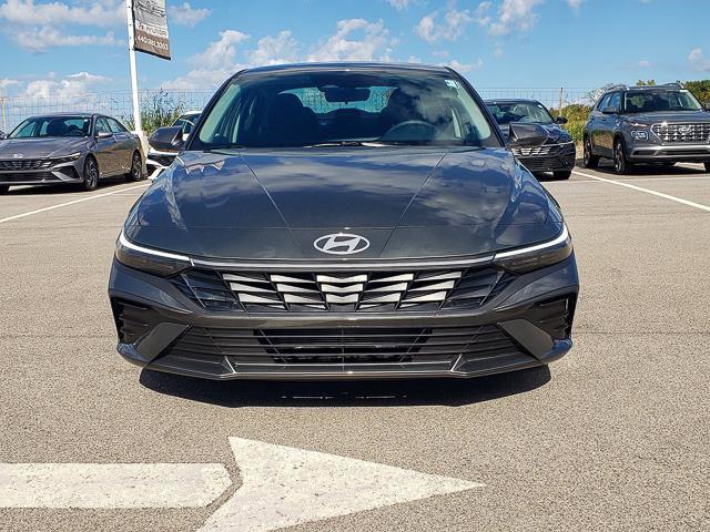 2025 Hyundai Elantra SE photo 2