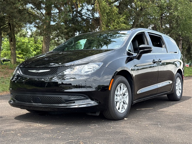 2025 Chrysler Voyager LX photo 9