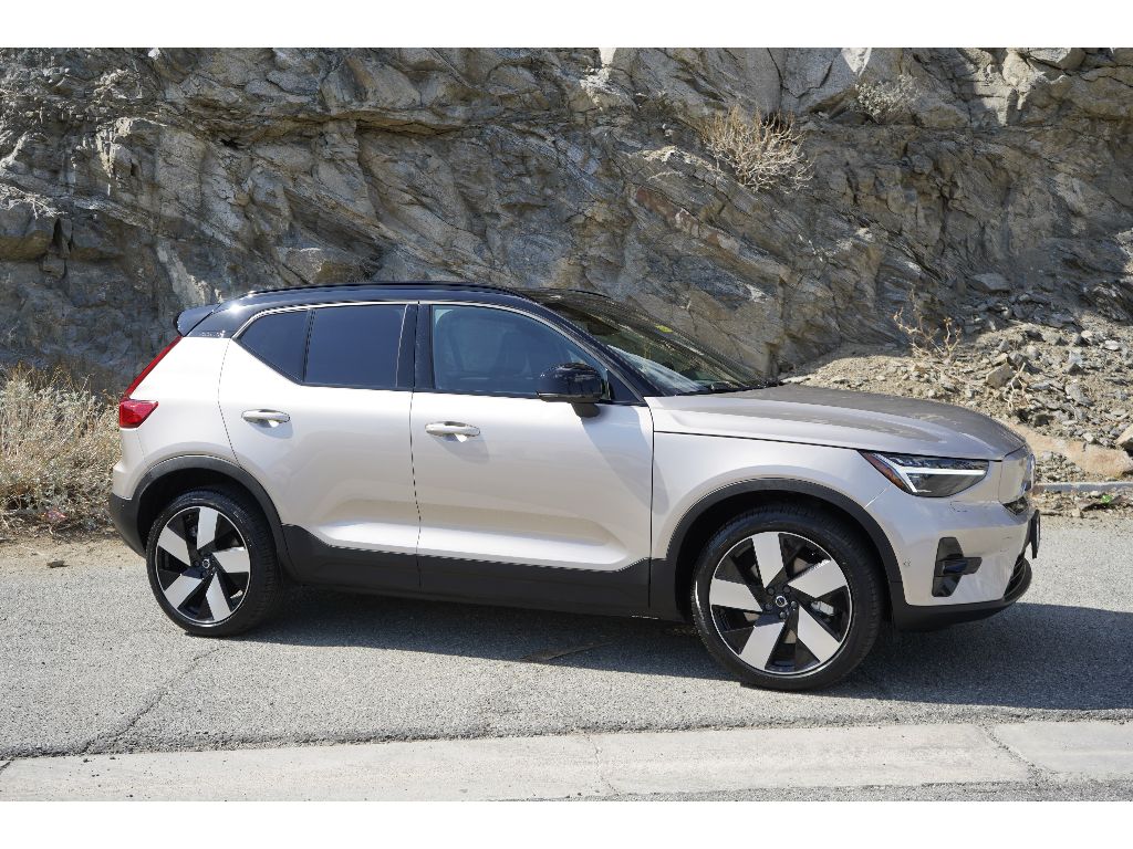2023 Volvo XC40 P8 Ultimate photo 2