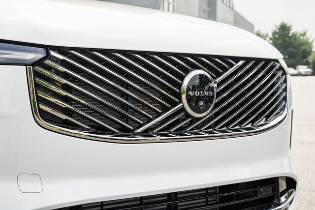 2026 Volvo XC90 T8 Plus photo 8