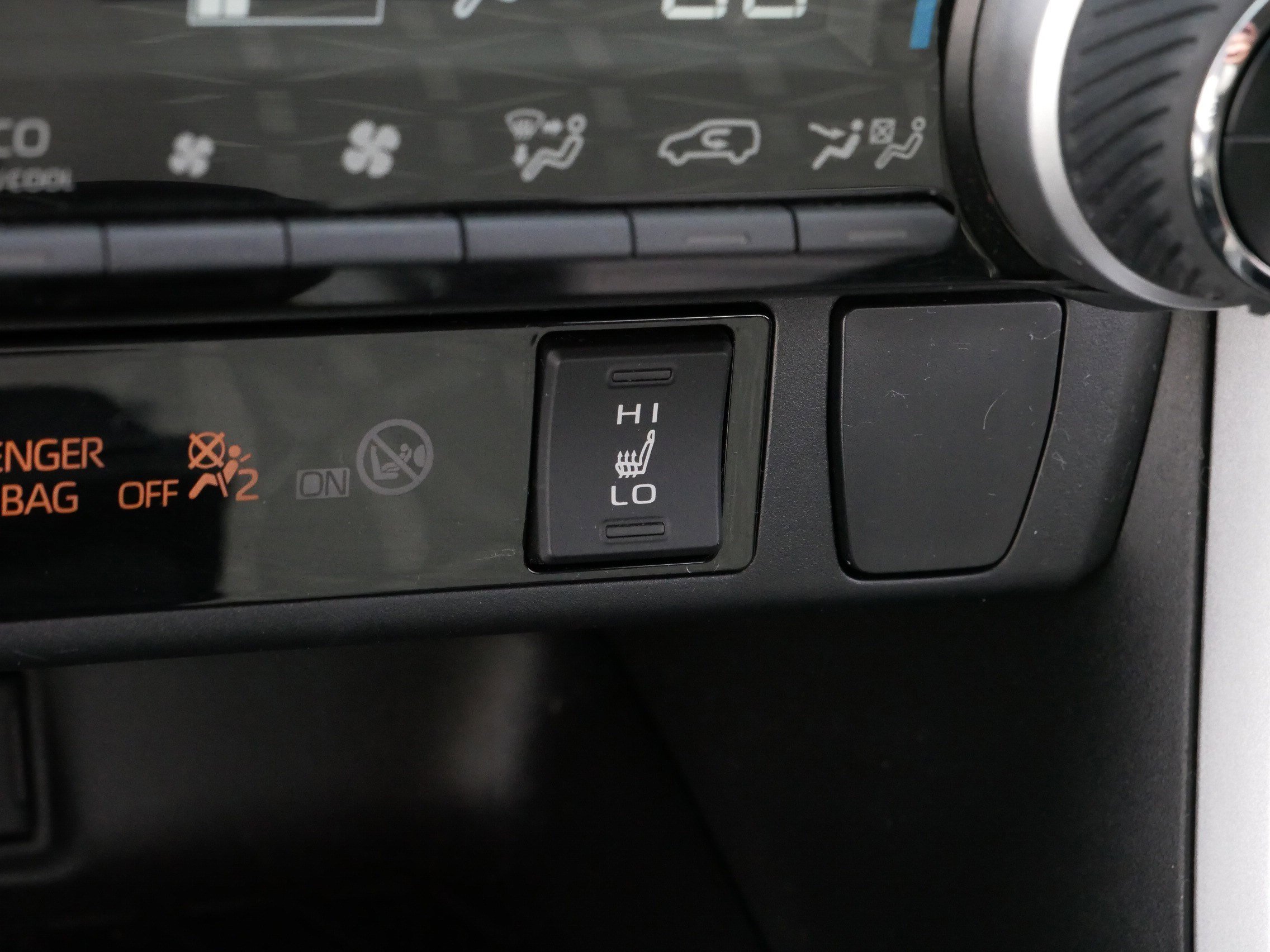 2022 Toyota RAV4 Hybrid XLE photo 26