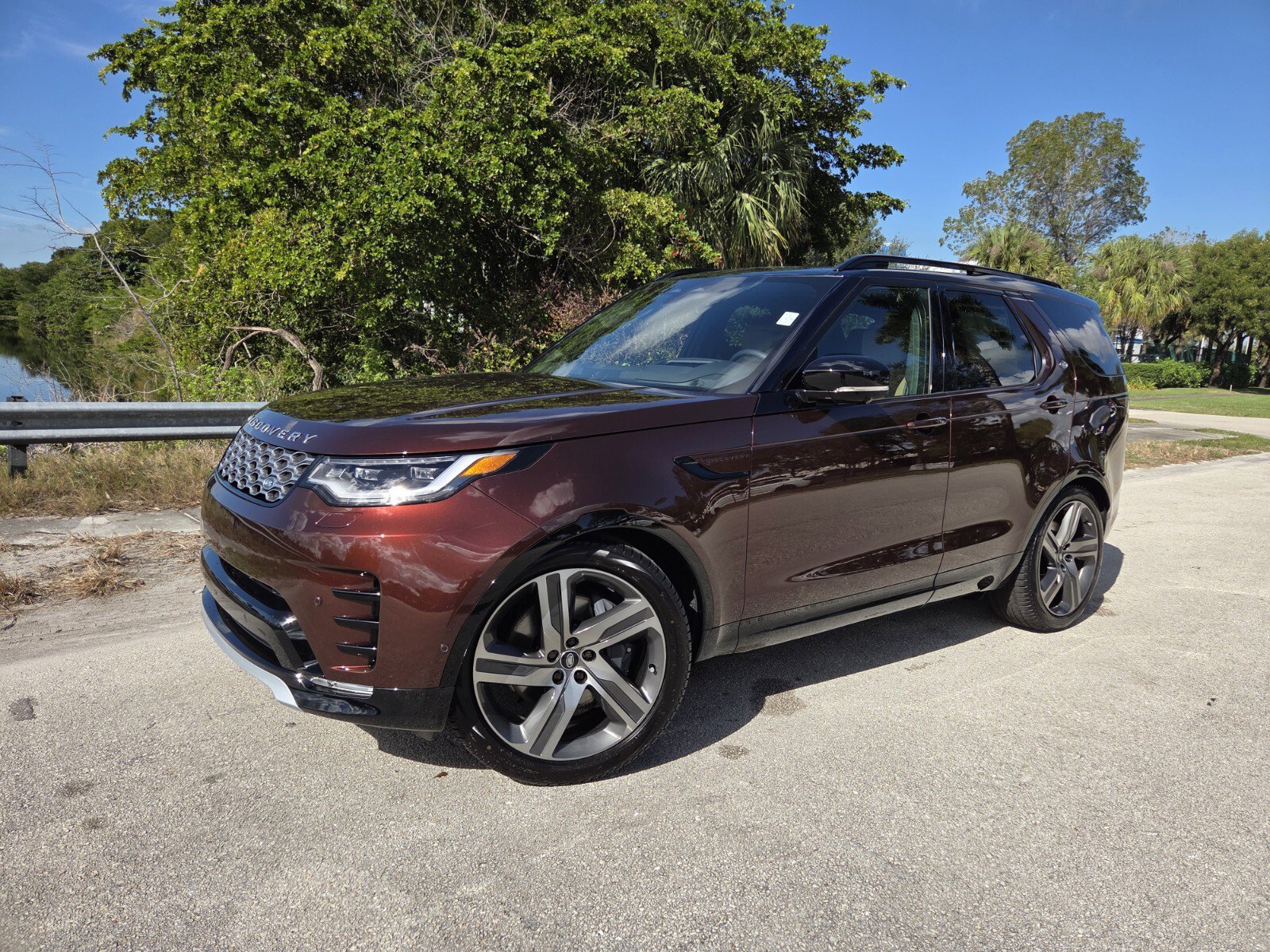 2026 Land Rover Discovery Tempest Edition's photo
