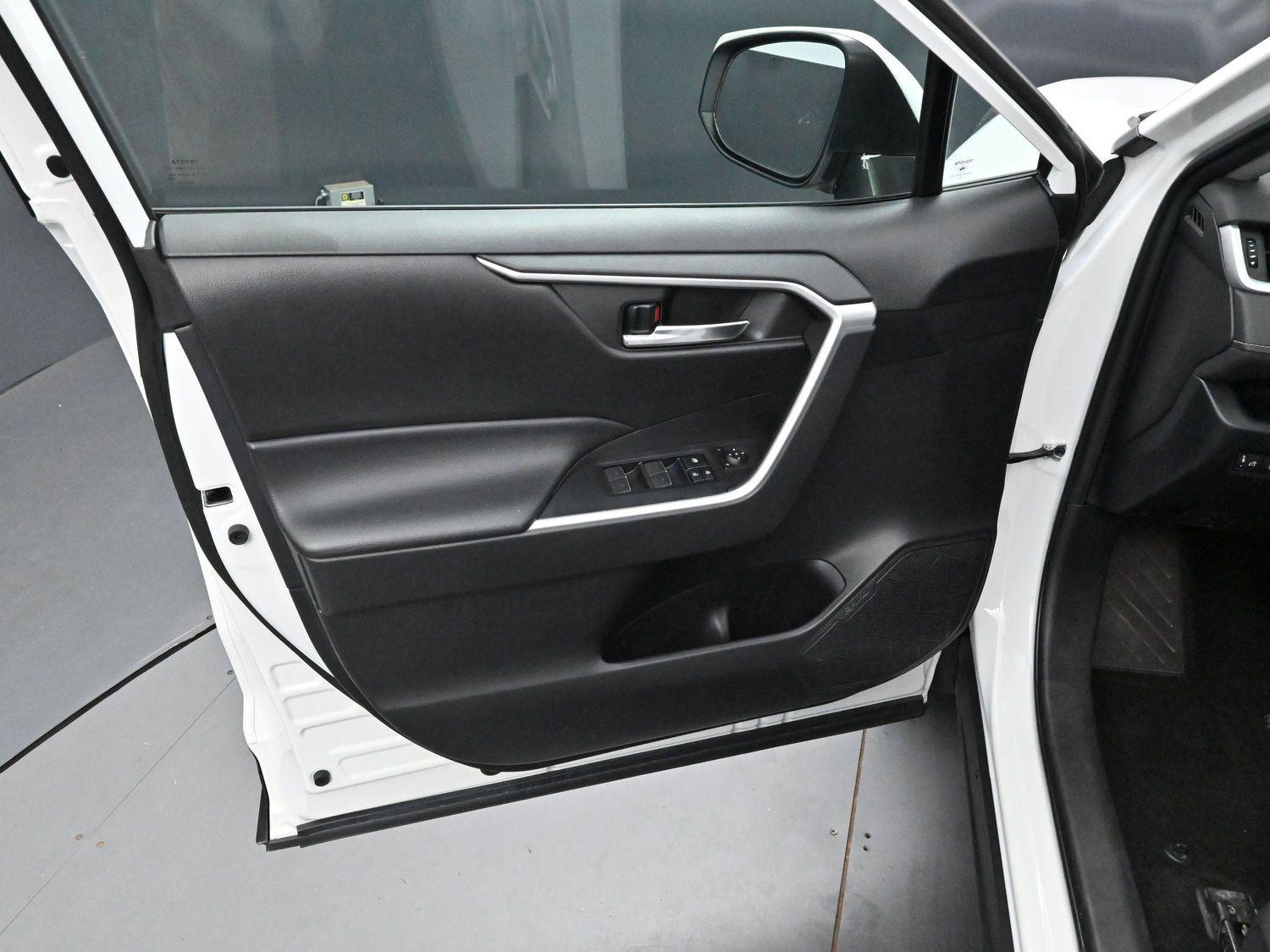 2023 Toyota RAV4 XLE photo 9