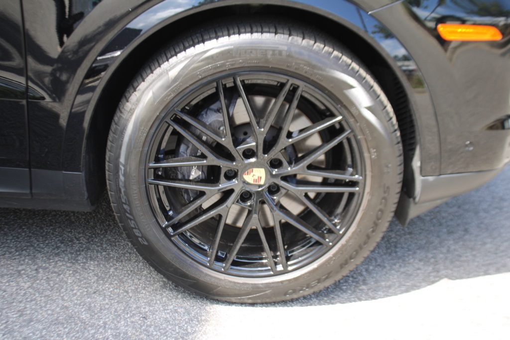 2025 Porsche Cayenne Coupe Base photo 13