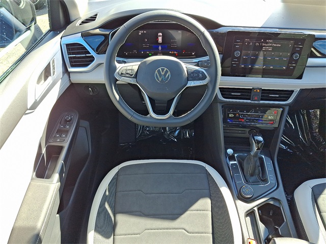 2025 Volkswagen Taos SE photo 4