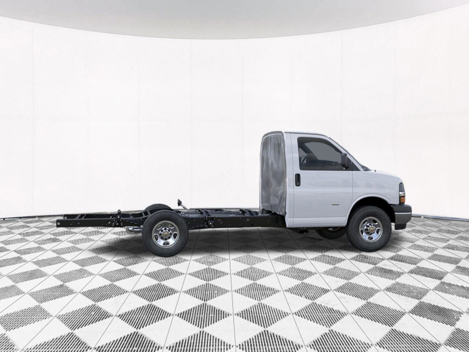 2025 Chevrolet Express Cutaway 3500 photo 5