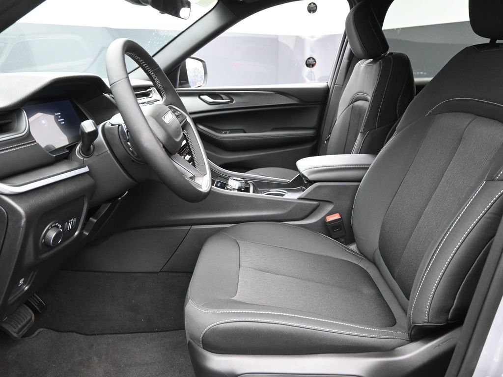 2025 Jeep Grand Cherokee Laredo X photo 11