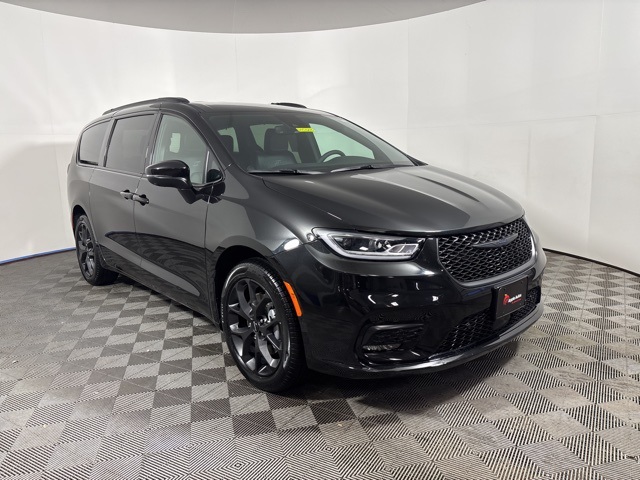 2023 Chrysler Pacifica Touring L's photo