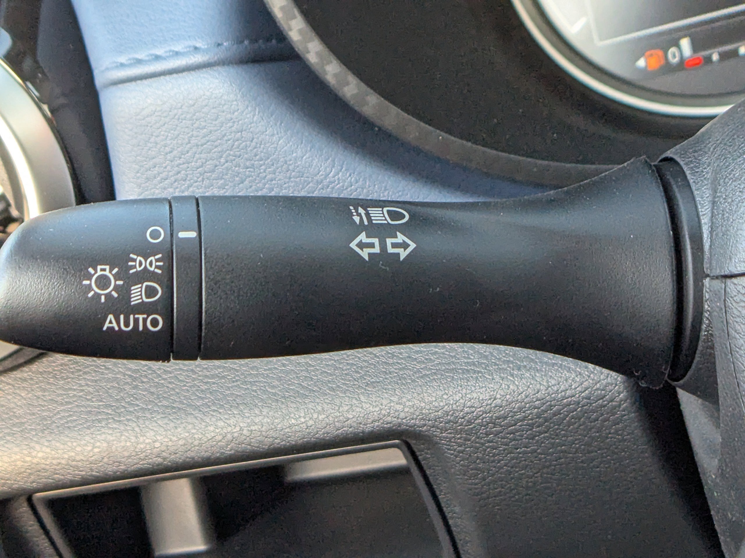 2025 Nissan Versa 1.6 SV photo 15