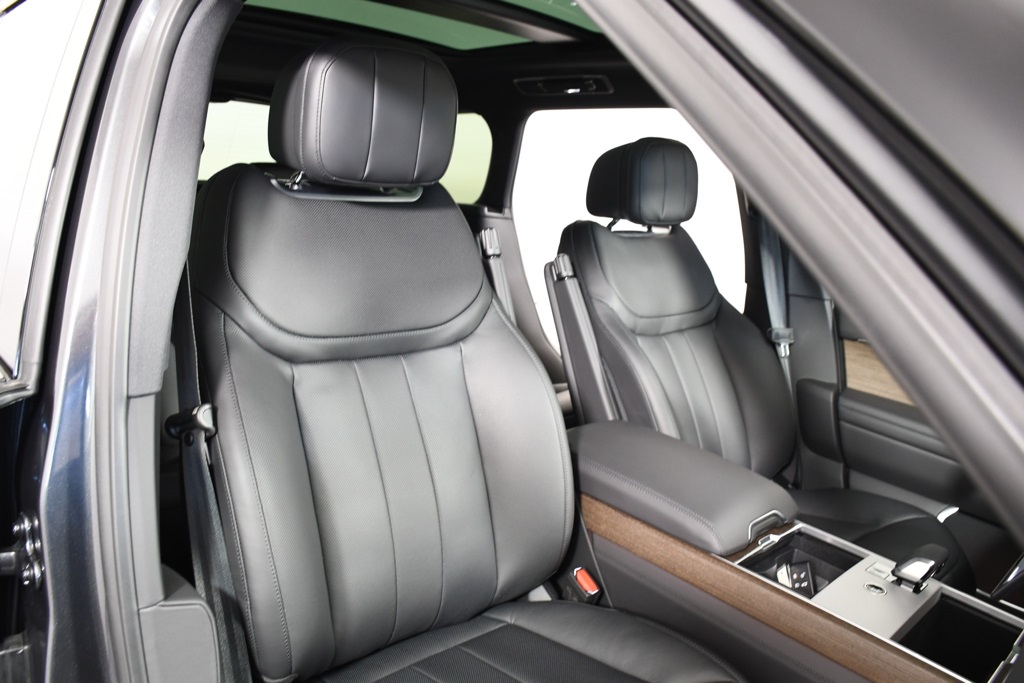2025 Land Rover Range Rover SE photo 19