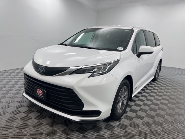 2021 Toyota Sienna LE photo 2
