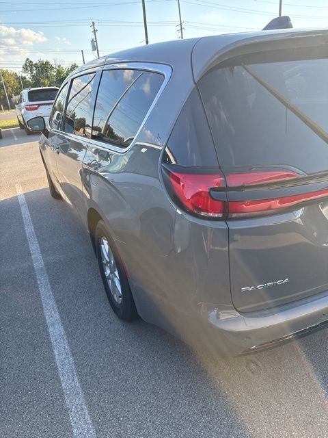 2025 Chrysler Pacifica photo 9