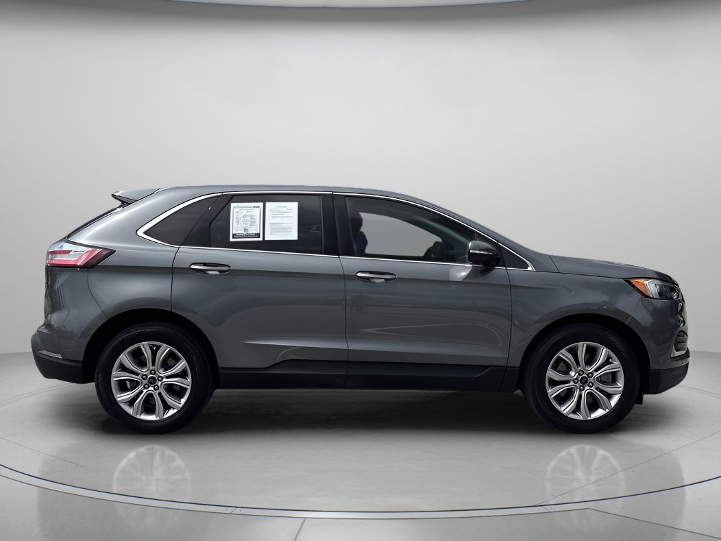 2022 Ford Edge Titanium photo 2
