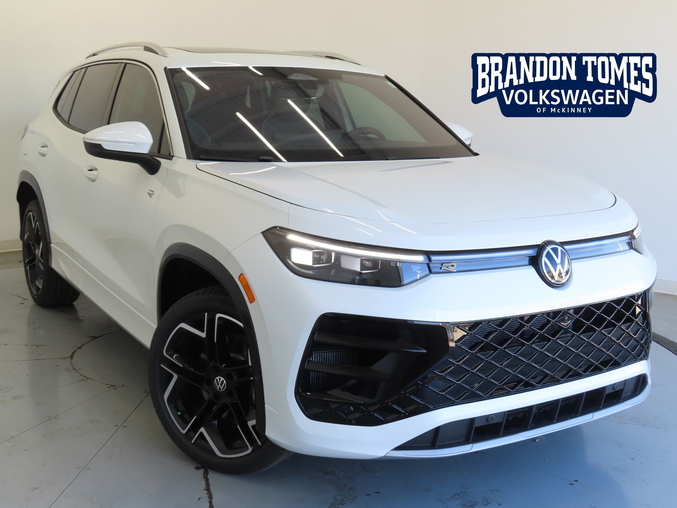 2026 Volkswagen Tiguan SEL R-LINE TURBO's photo