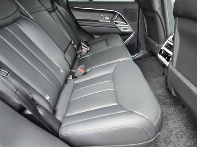 2025 Land Rover Range Rover SE photo 9
