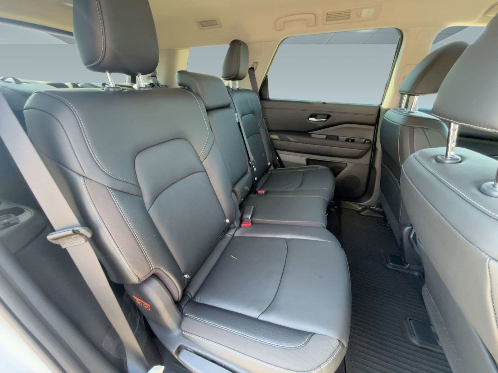 2025 Nissan Pathfinder SL photo 26