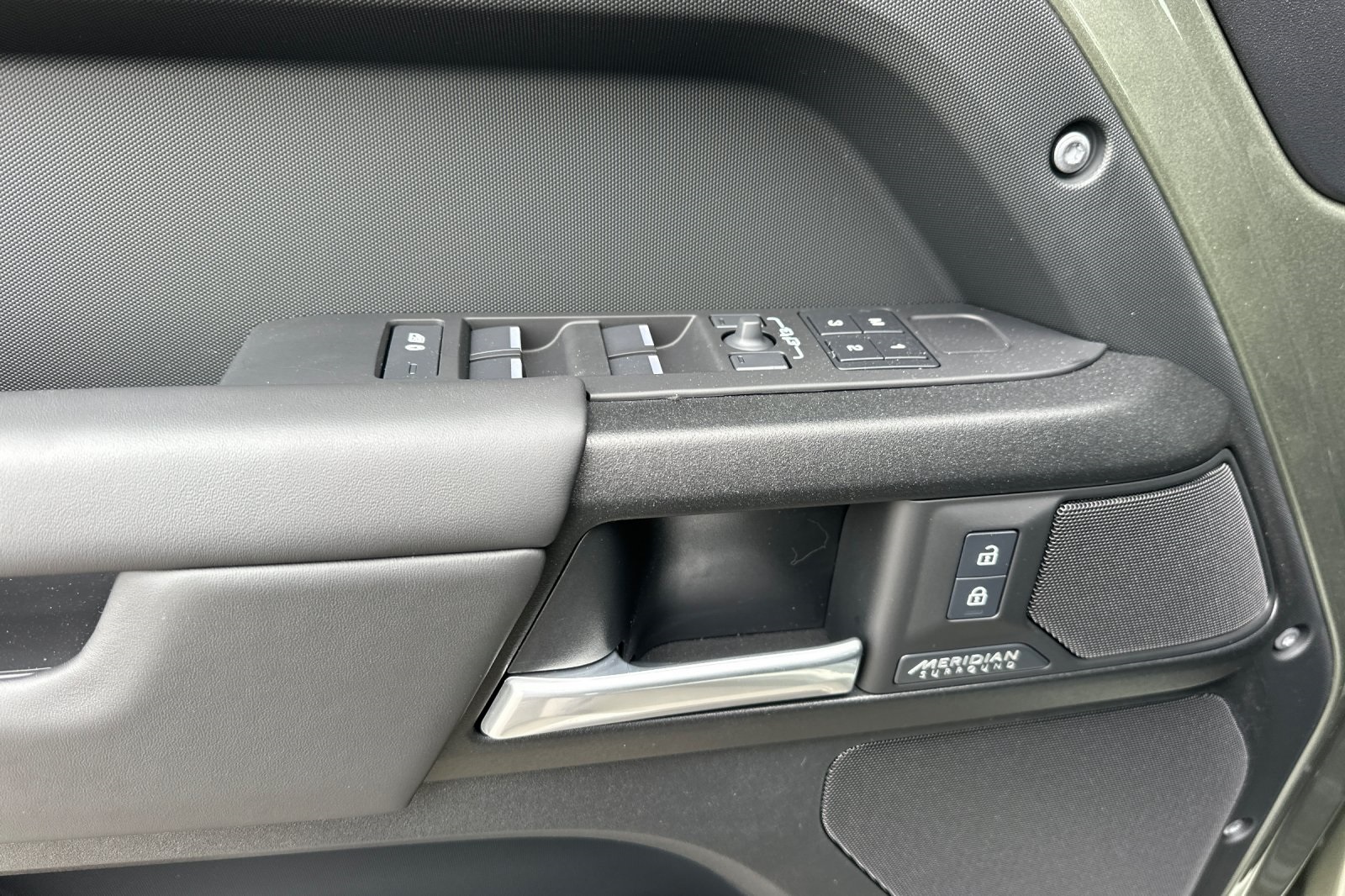 2025 Land Rover Defender 110 X photo 10