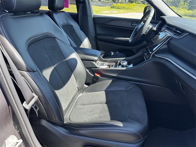 2023 Jeep Grand Cherokee Altitude photo 12