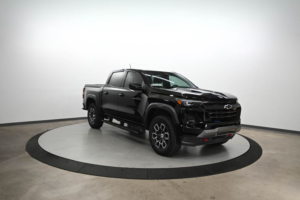 2023 Chevrolet Colorado Z71 photo 2