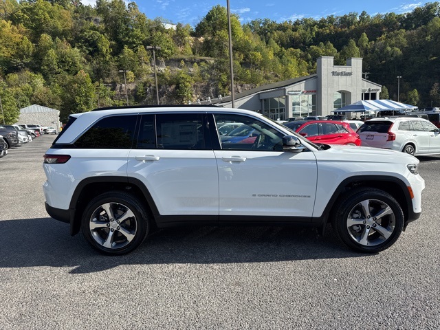 2025 Jeep Grand Cherokee Limited photo 2