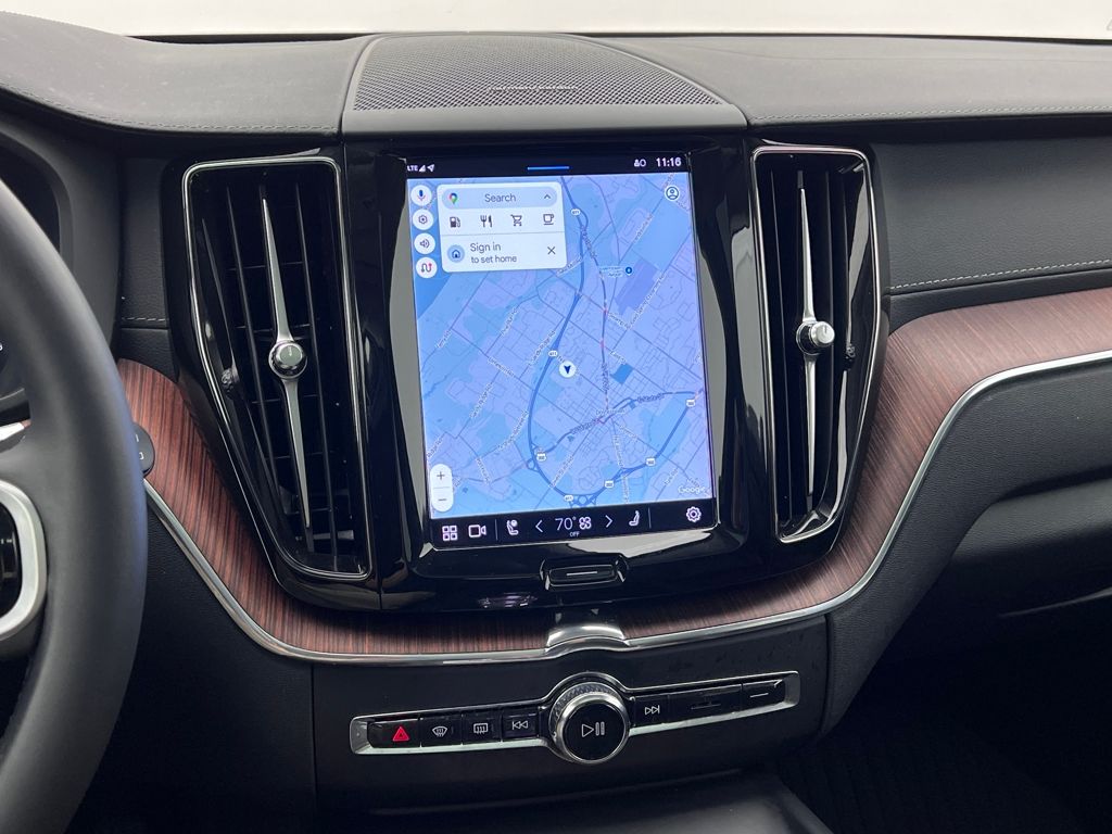 2023 Volvo XC60 B5 Ultimate photo 2