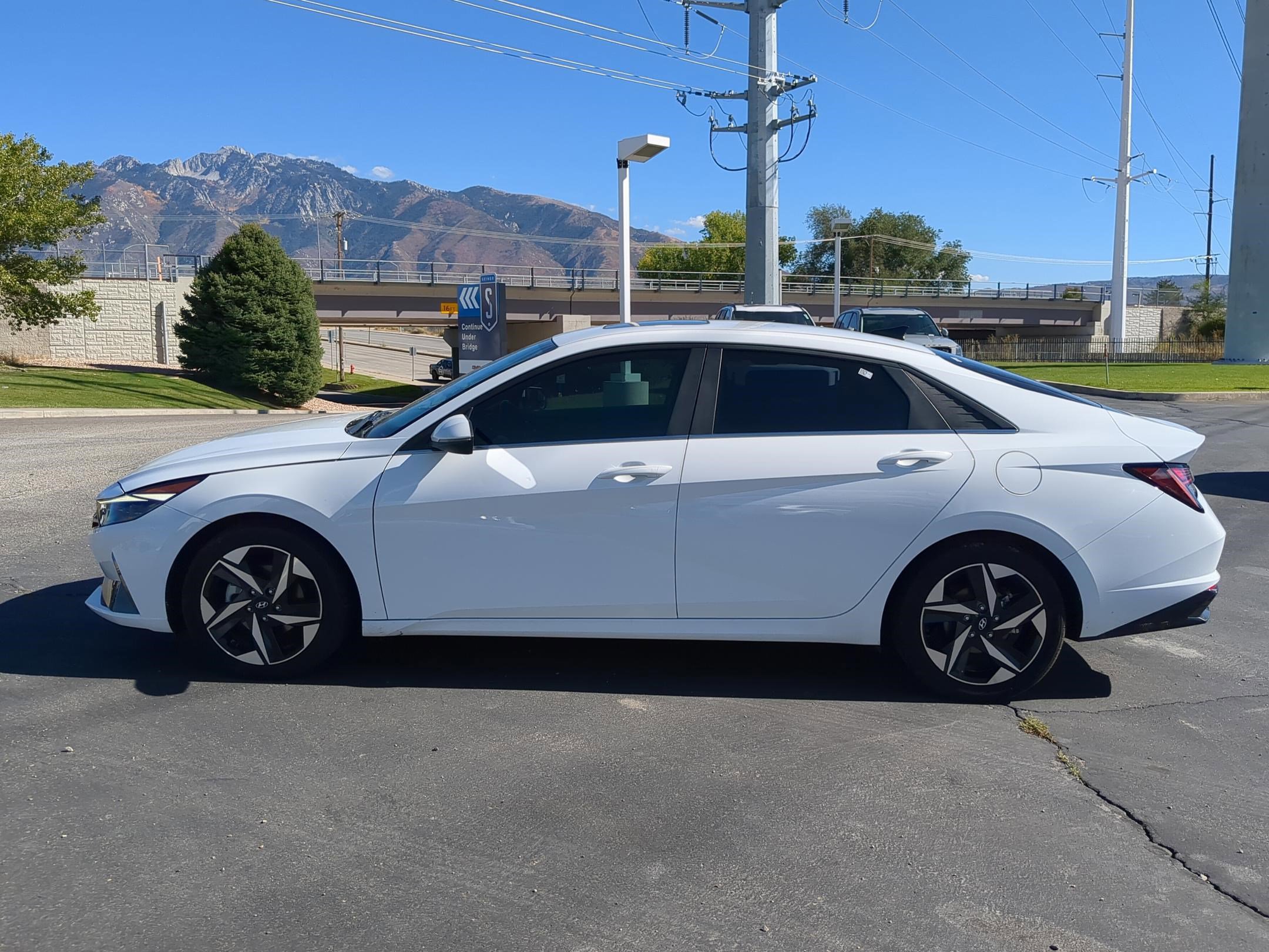 2022 Hyundai Elantra Hybrid Limited photo 2