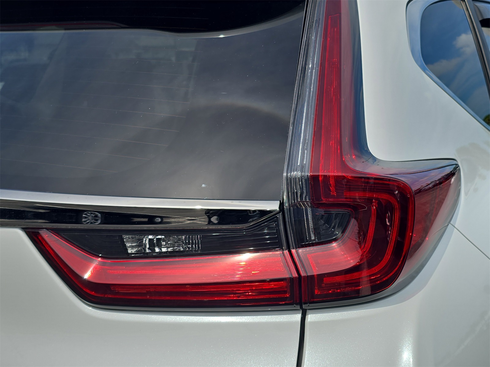 2022 Honda CR-V Hybrid Touring photo 6
