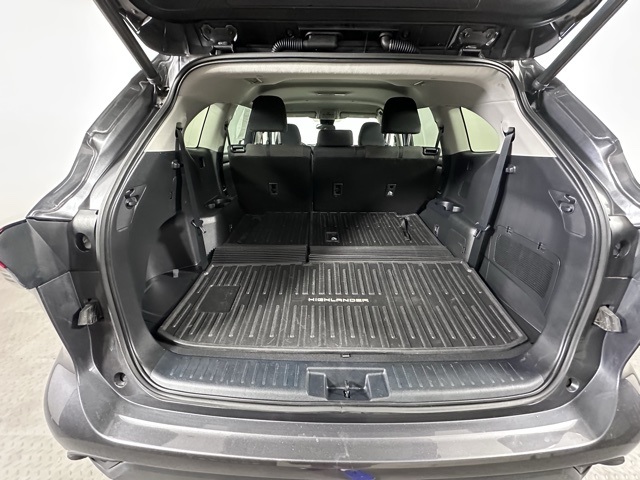 2022 Toyota Highlander LE photo 13