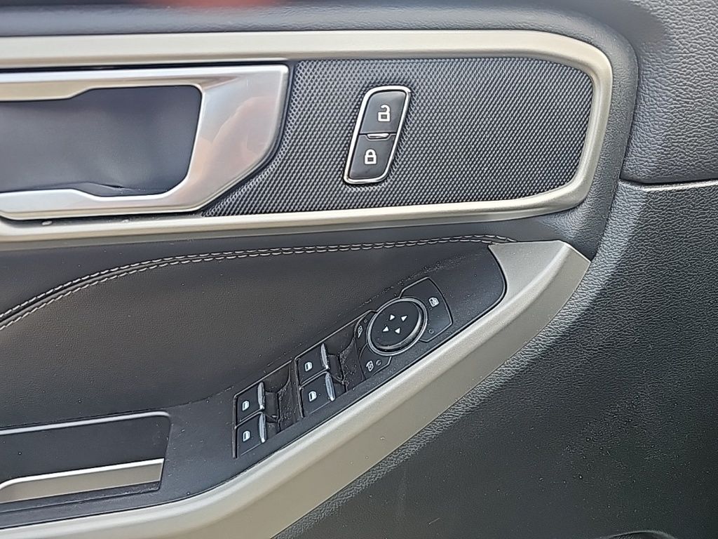2023 Ford Explorer XLT photo 18