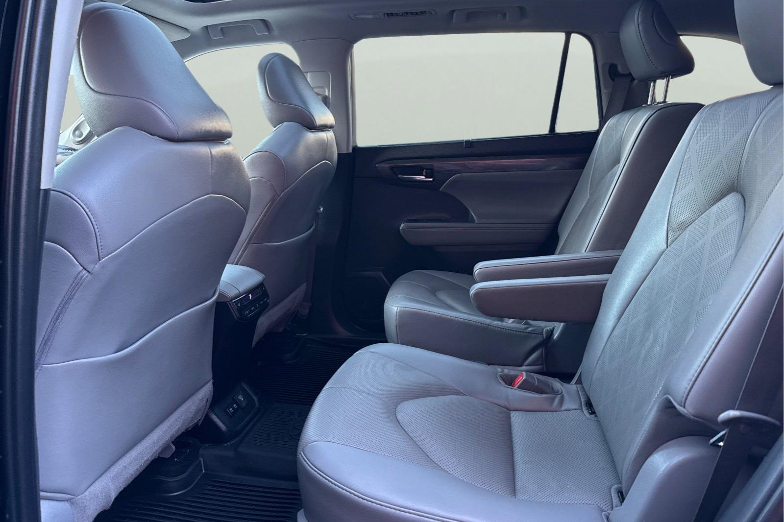 2021 Toyota Highlander Hybrid Platinum photo 3