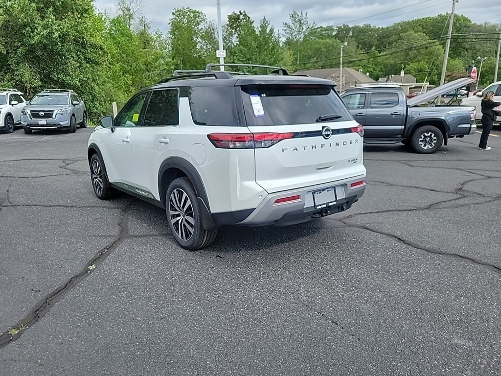 2025 Nissan Pathfinder Platinum photo 2