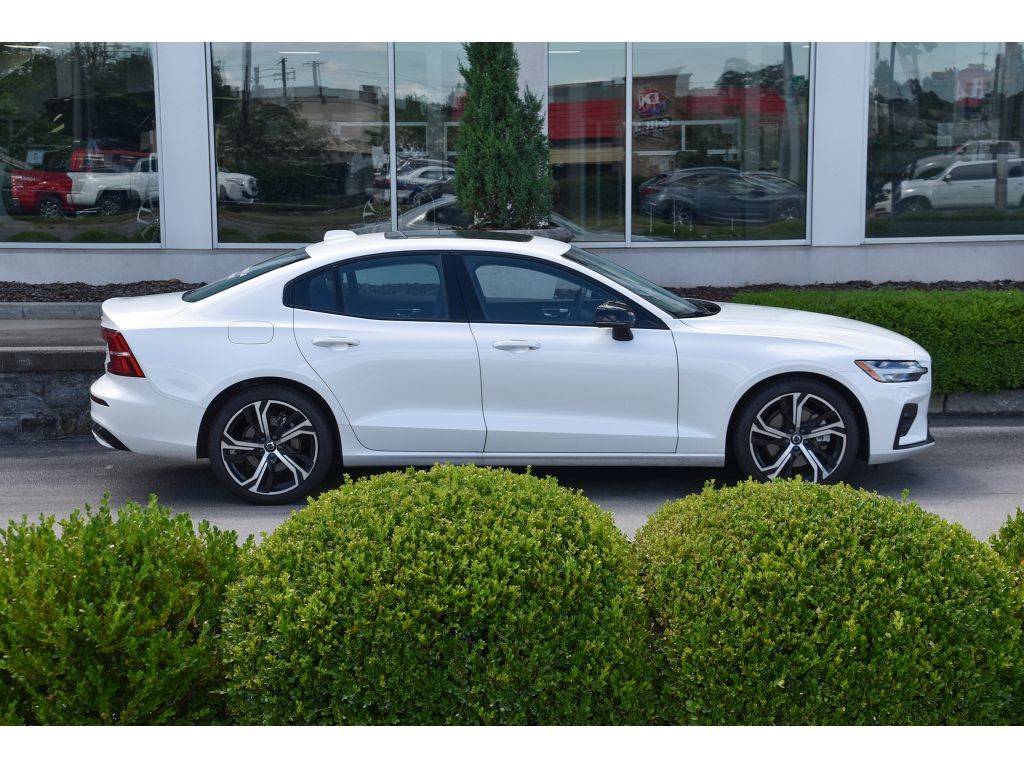 2024 Volvo S60 B5 Core photo 2