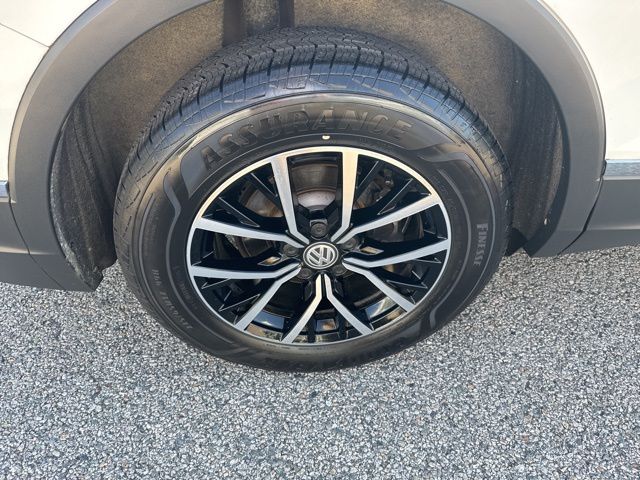 2021 Volkswagen Tiguan R-Line Black SEL photo 9