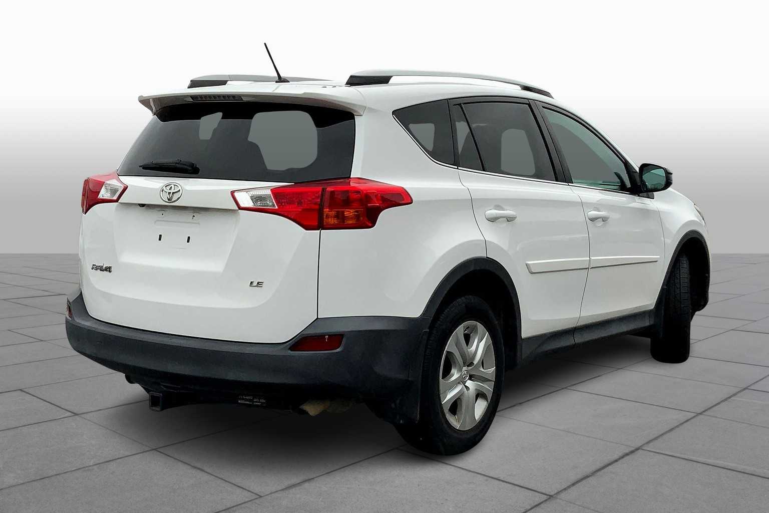 2015 Toyota RAV4 LE photo 12