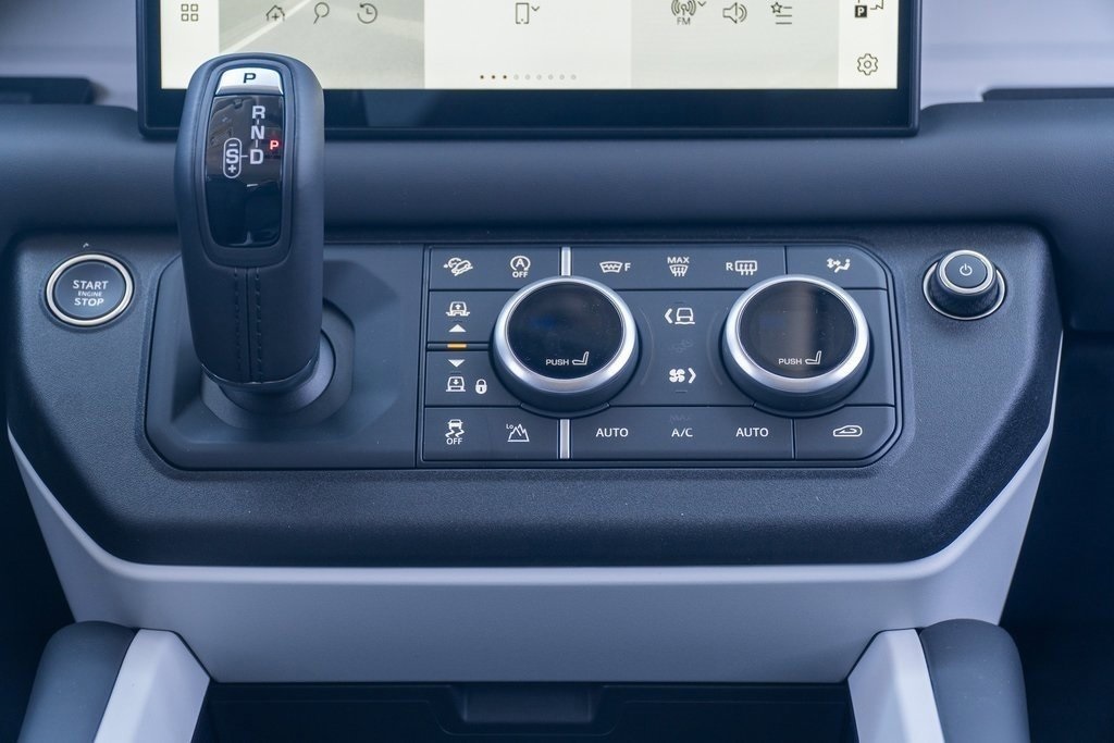 2025 Land Rover Defender 110 X-Dynamic SE photo 17