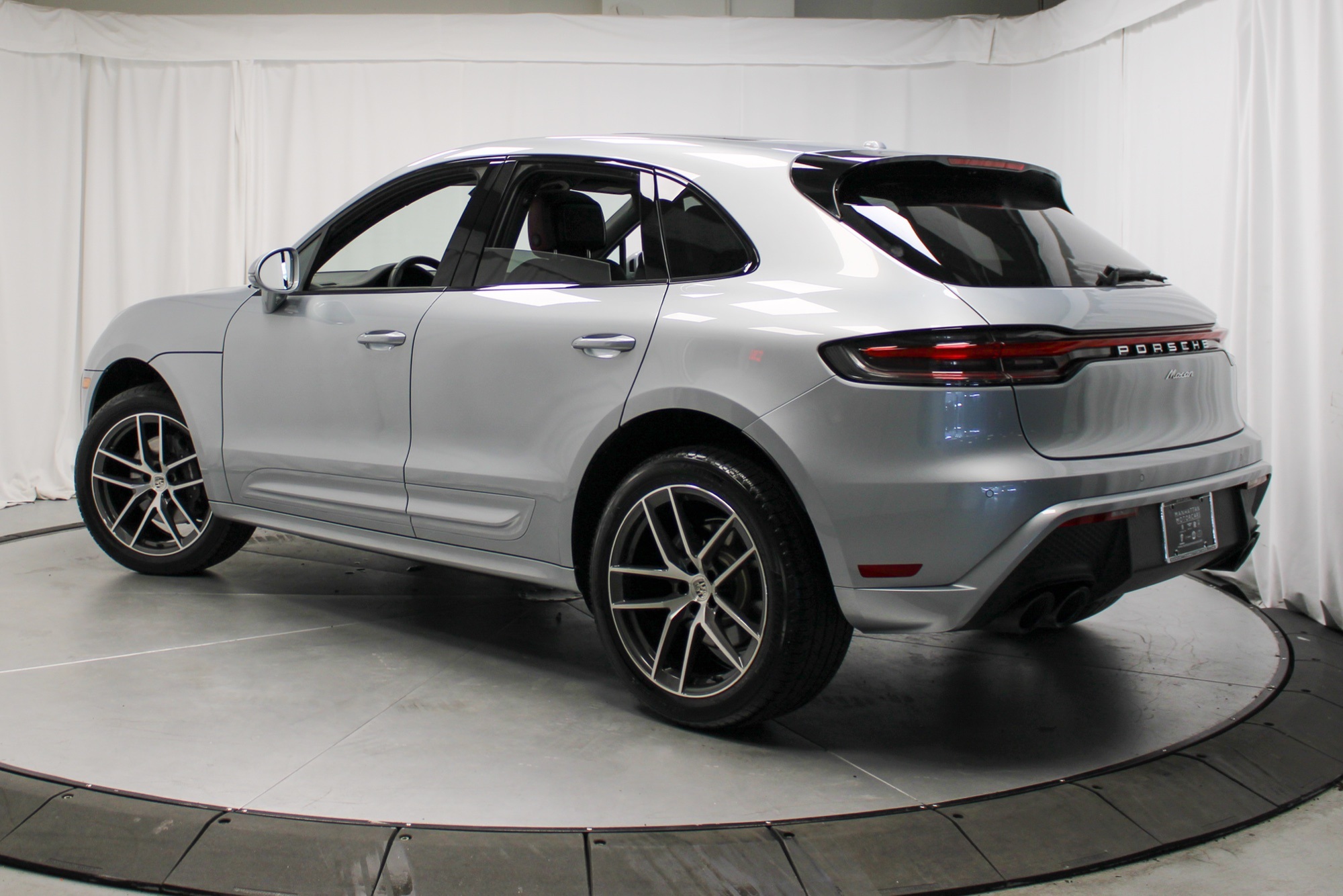 2025 Porsche Macan Base photo 3
