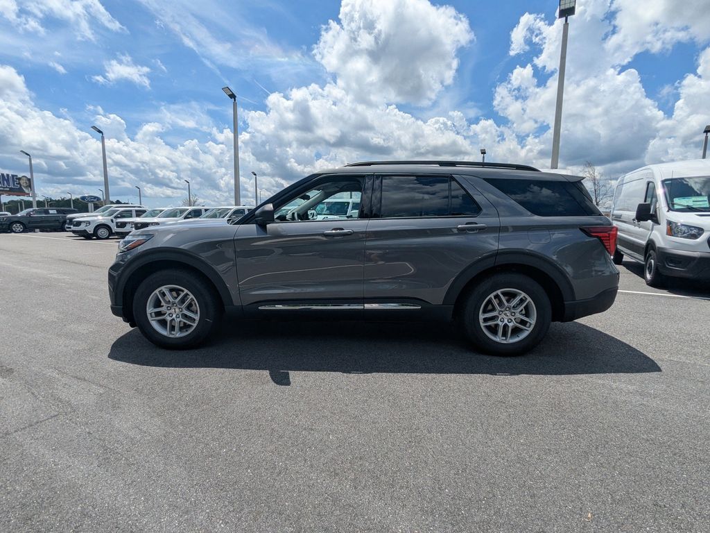 2025 Ford Explorer photo 5