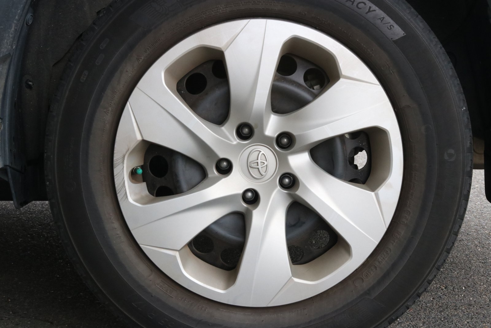 2019 Toyota RAV4 LE photo 4